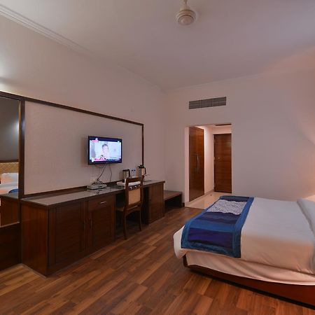 Hotel North Park Panchkula Exteriör bild