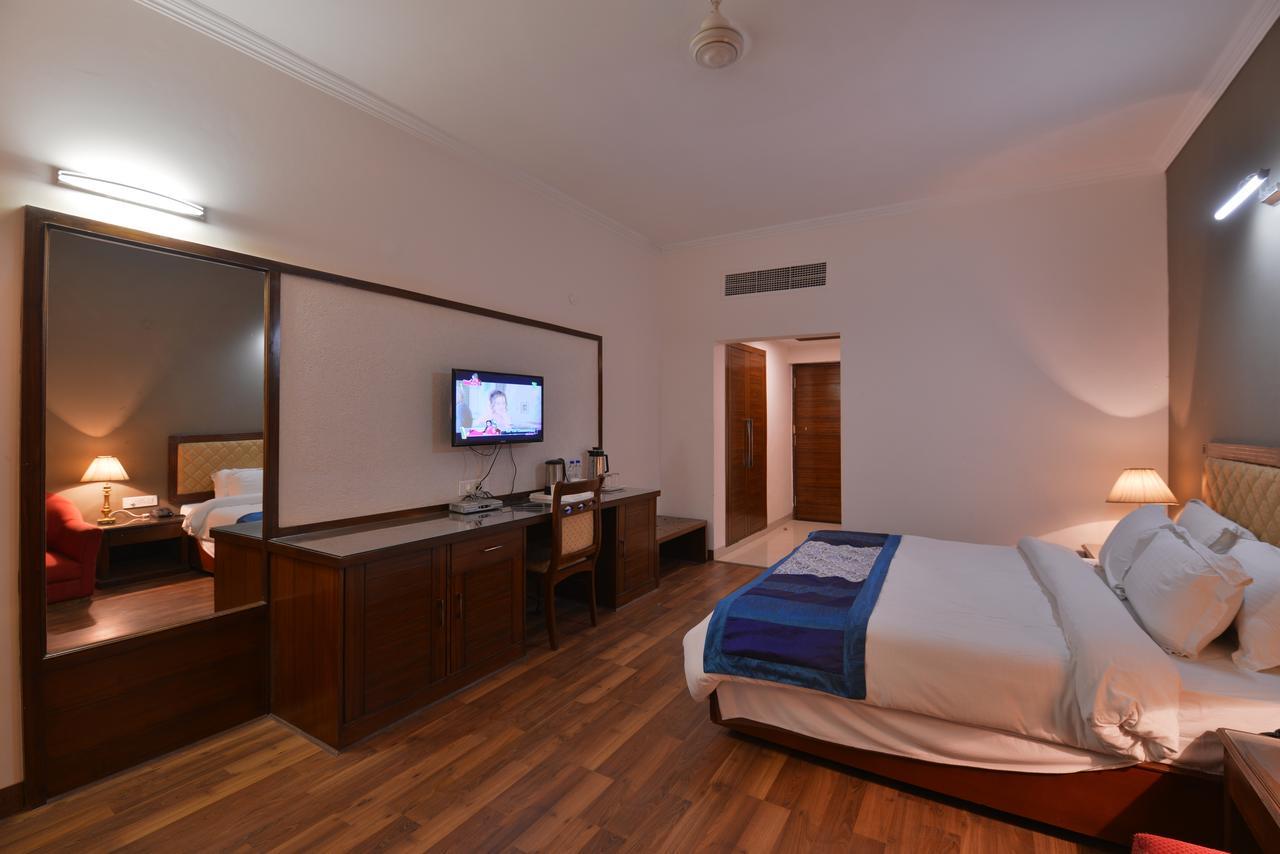 Hotel North Park Panchkula Exteriör bild